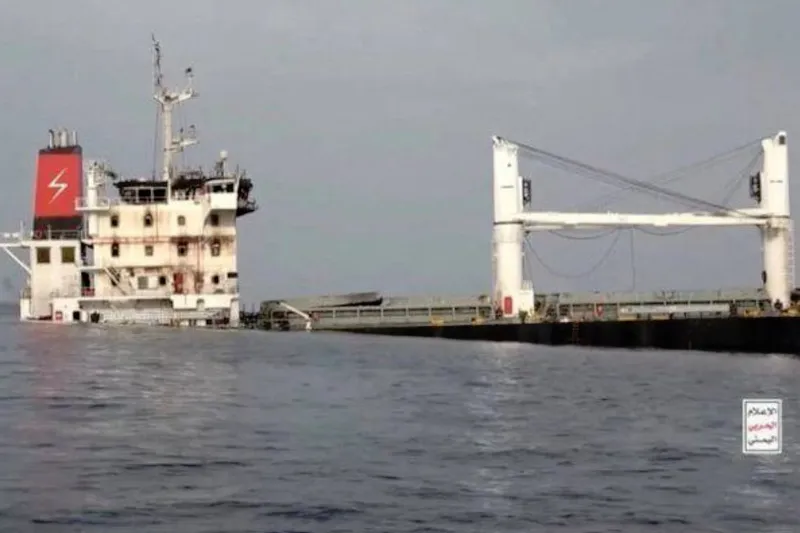 Ensarullah Hareketi Aden Körfezi’nde işgalcilere yük taşıyan gemiyi vurdu