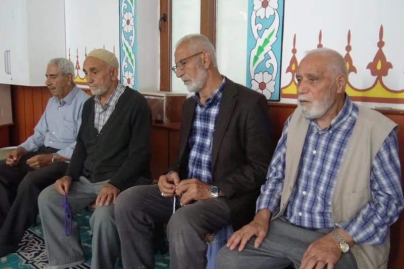 Evlerin bereketi yaşlılardan gençlere öğütler: Anne babaların yeri huzur evi değil, başınızın üstüdür!