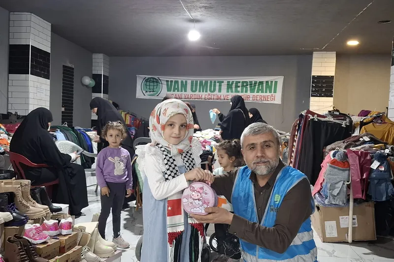 Kumbarasında biriktirdiği paraları Gazze