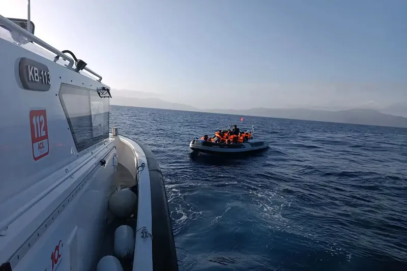 Çeşme açıklarında motor arızası yaşayan bottaki 26 göçmen kurtarıldı