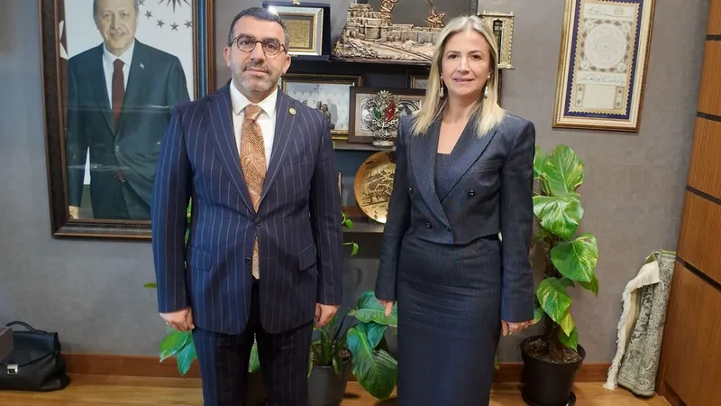 Kızılay Kars Şube Başkanı Kübra Hüryurt’tan vekil Adem Çalkın’a ziyaret