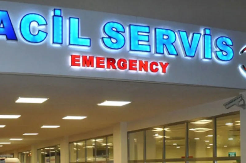 Otomobil ile kamyonet çarpıştı: 3 yaralı 