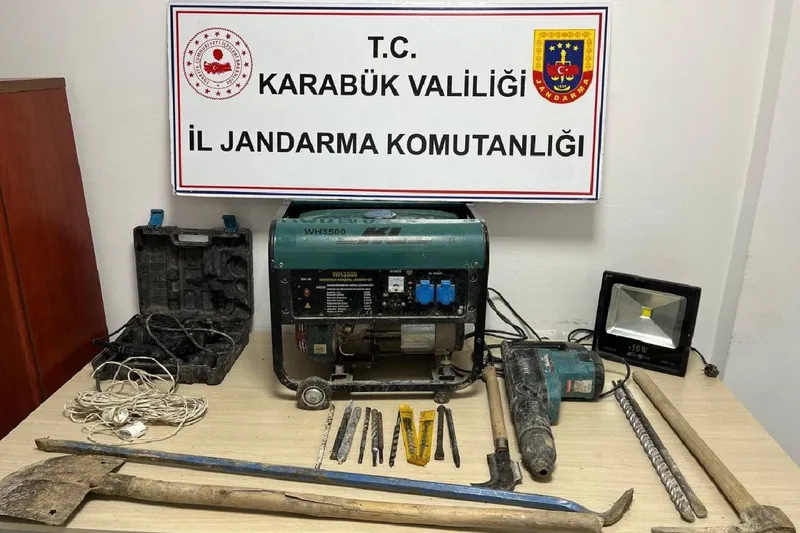 Karabük’te kaçak kazı yapan 4 kişi suçüstü yakalandı