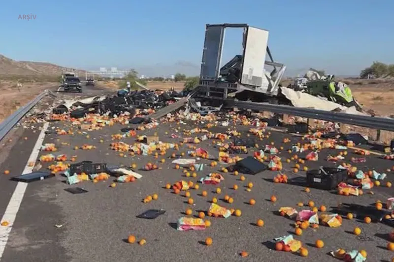 Tarsus-Pozantı Otoyolunda narenciye yüklü kamyon devrildi