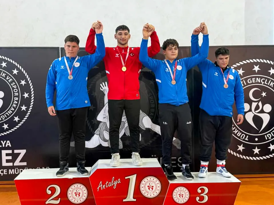 MANAVGATLI GÜREŞÇİLERDEN ÇİFTE ŞAMPİYONLUK 