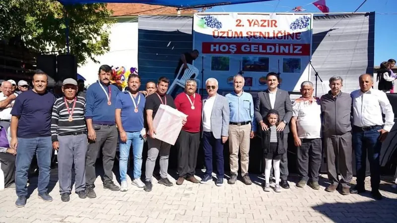 Finike’de 2. Yazır Üzümü Şenliği gerçekleştirildi