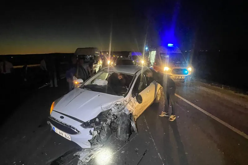 Batman-Bismil yolunda iki otomobil kafa kafaya çarpıştı