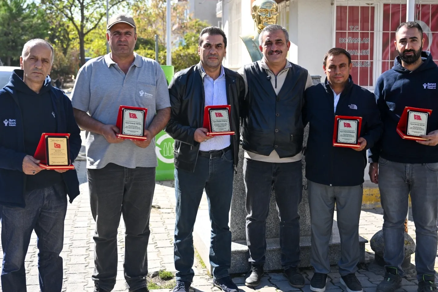 İzmir Doğanlar’da temizlik emekçilerine teşekkür plaketi