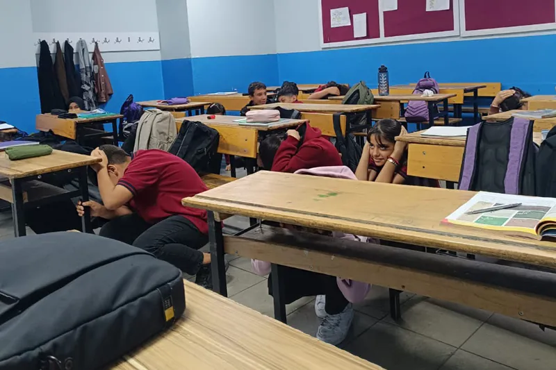 Okullarda eş zamanlı güvenli tahliye tatbikatı gerçekleştirildi