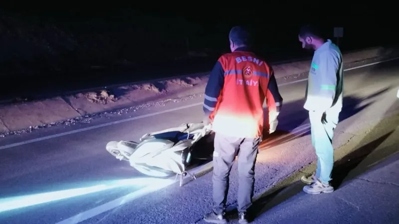 Besni’de deprem konutları yakınında kaza: Ekipler seferber oldu  - Videolu Haber