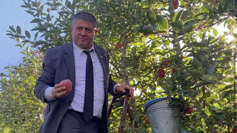 Başkan Selçuk Elma hasadına katıldı: Çiftçilerle bir araya geldi