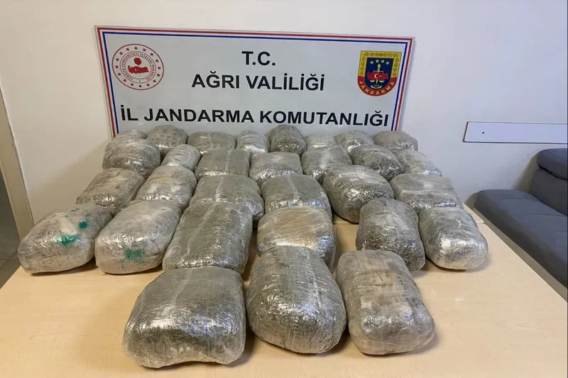 Sınırda atılan devriye faaliyeti sırasında 32 kilogram uyuşturucu bulundu