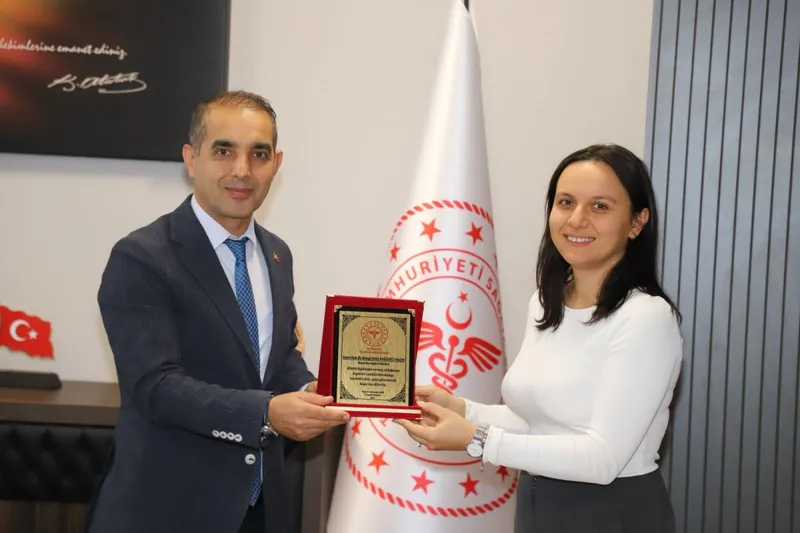 Prof. Dr. Şirik’ten Dr. Bengü Nehir Buğdaycı Yalçın’a teşekkür plaketi 