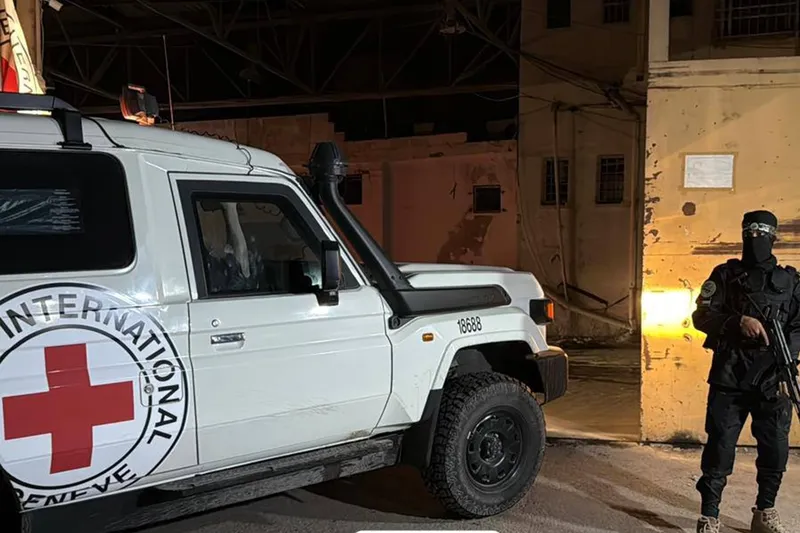 Kassam Tugayları, siyonist esirlerin yeni cenazelerini Kızılhaç