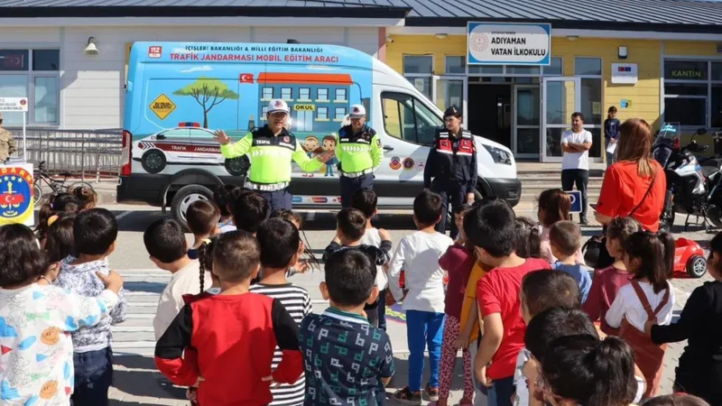 Adıyaman’da jandarmadan öğrencilere trafik güvenliği eğitimi  - Videolu Haber