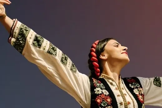 İzmirli kadınlara özel halk oyunları kursu