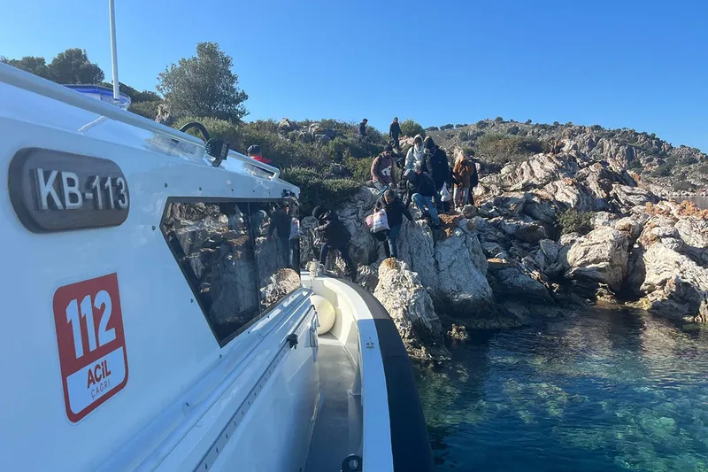 Muğla açıklarında 40 düzensiz göçmen ve 2 kaçakçı yakalandı