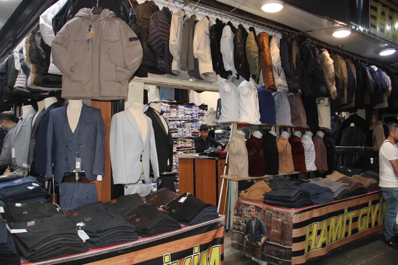 Kış hazırlıklarını tamamlayan giyim esnafı, satışların artmasını bekliyor