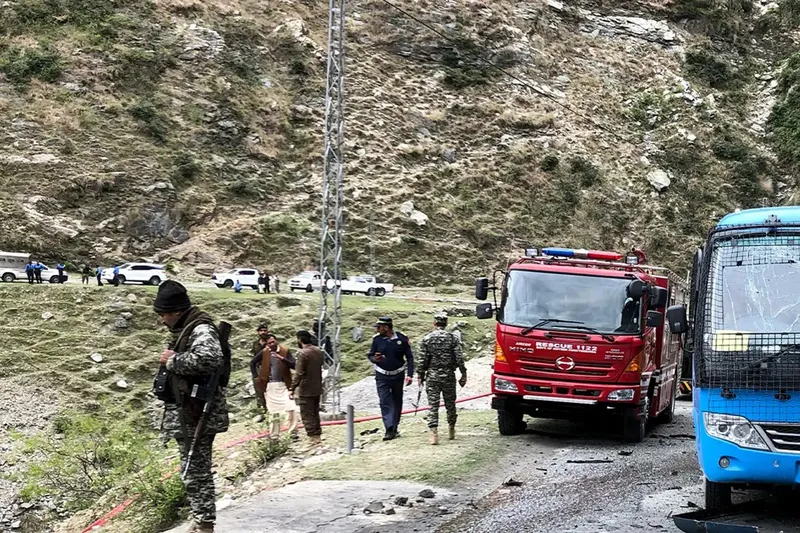 Pakistan’da araç uçuruma yuvarlandı: 15 ölü