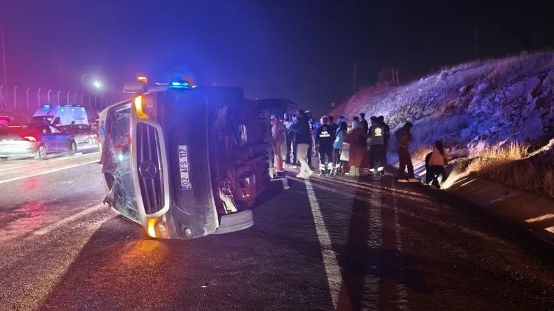 Malatya’da minibüs ile hafif ticari araç çarpıştı: 14 Yaralı  - Videolu Haber