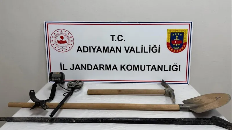 Adıyaman’da define arayan şahıslar jandarmaya yakalandı 