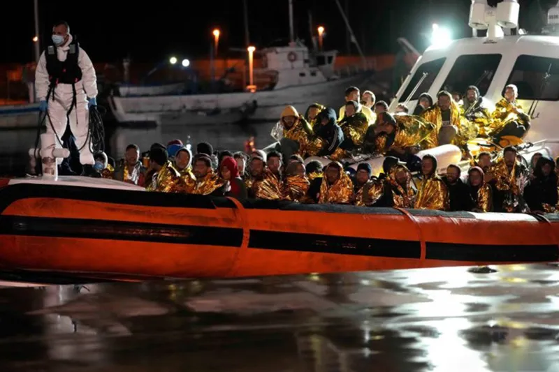 Kayalıklara çarpan göçmen botu battı: 2 ölü, 10 yaralı