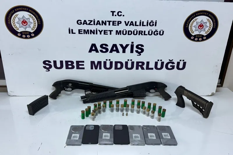 Gaziantep’te ruhsatsız silah ve kaçak telefon operasyonu