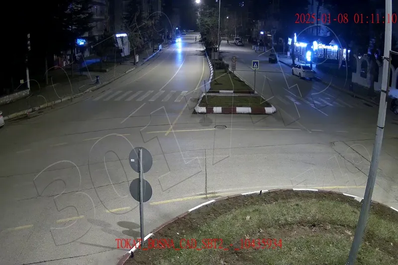 Trafik polisinin “dur” ihtarına uymayan sürücü polise çarpıp kaçtı