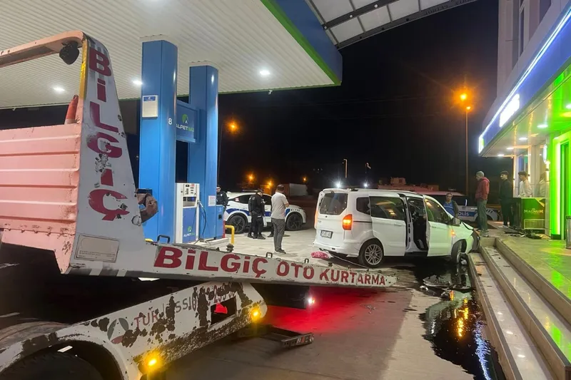 Mardin’de hafif ticari araç akaryakıt istasyonuna daldı