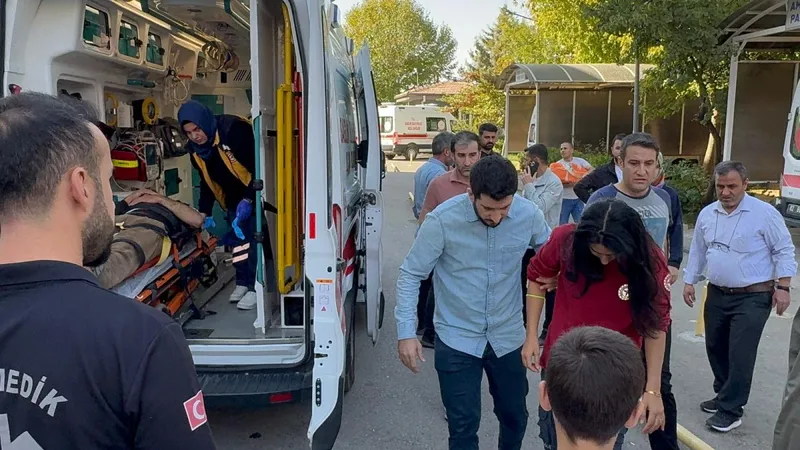 Samsat’ta ambulans kazası: 3’ü sağlık personeli 8 yaralı 