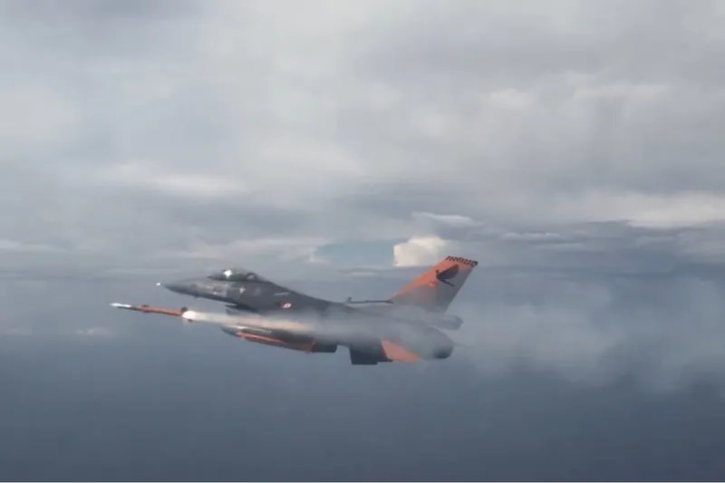 Bakan Kacır, yerli hava-hava füzelerinin test başarısını duyurdu