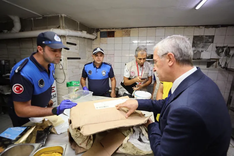 Gaziantep’te tarihi geçmiş ürün satan iş yeri kapatıldı