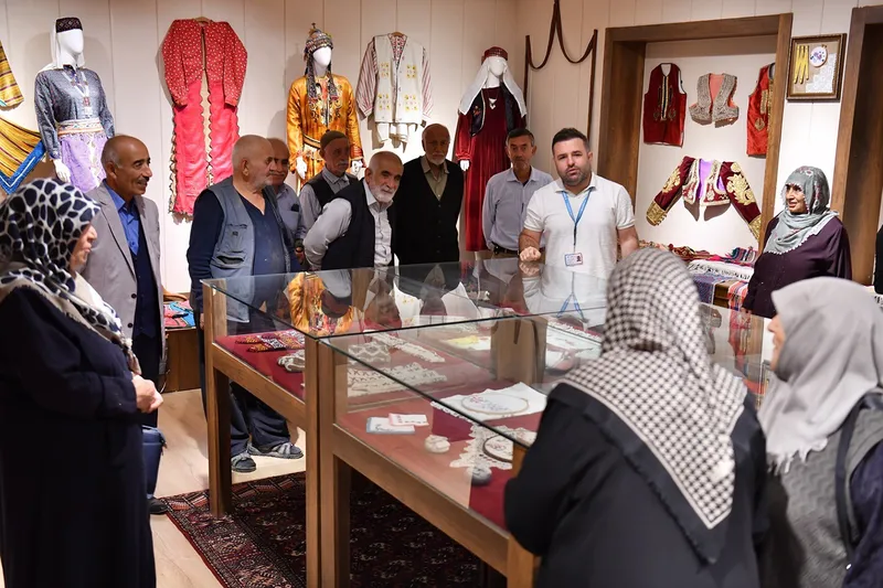 Yeşilyurt Belediyesi, yaşlılar gününde büyüklerini unutmadı