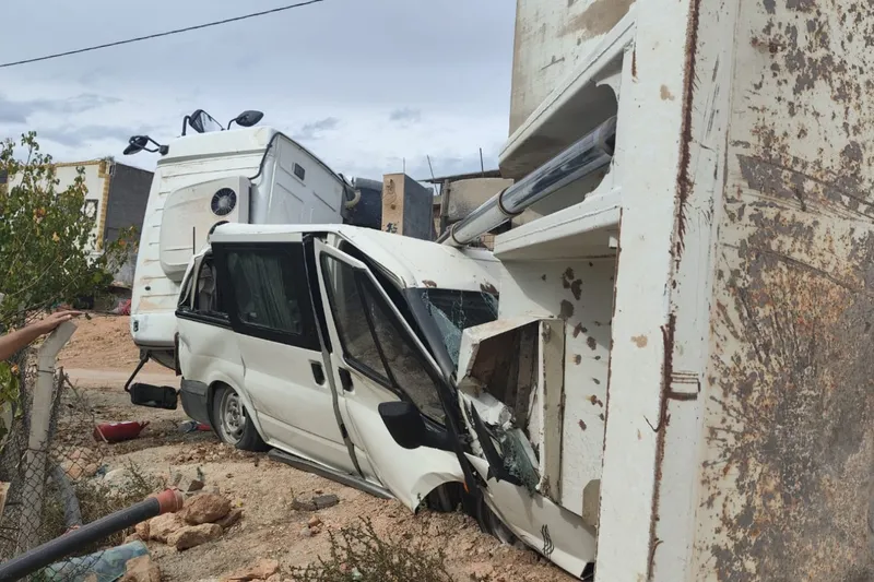 Mardin’de yük boşaltma sırasında kontrolden çıkan kamyon minibüse çarptı