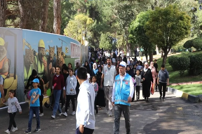 Yetimler Vakfı Gaziantep’te 250 yetim çocuğa hayvanat bahçesi gezisi düzenledi