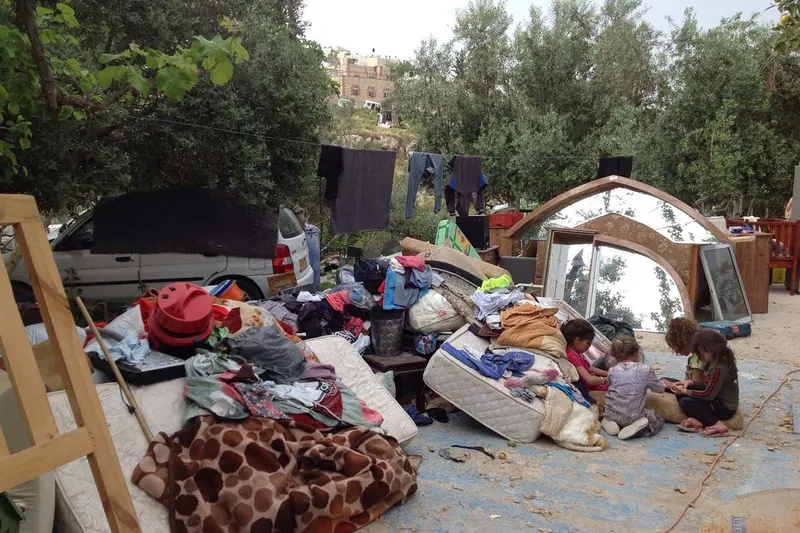 İşgalciler, Filistinli aileyi evini yıkmaya zorladı: 7 kişi evsiz kaldı