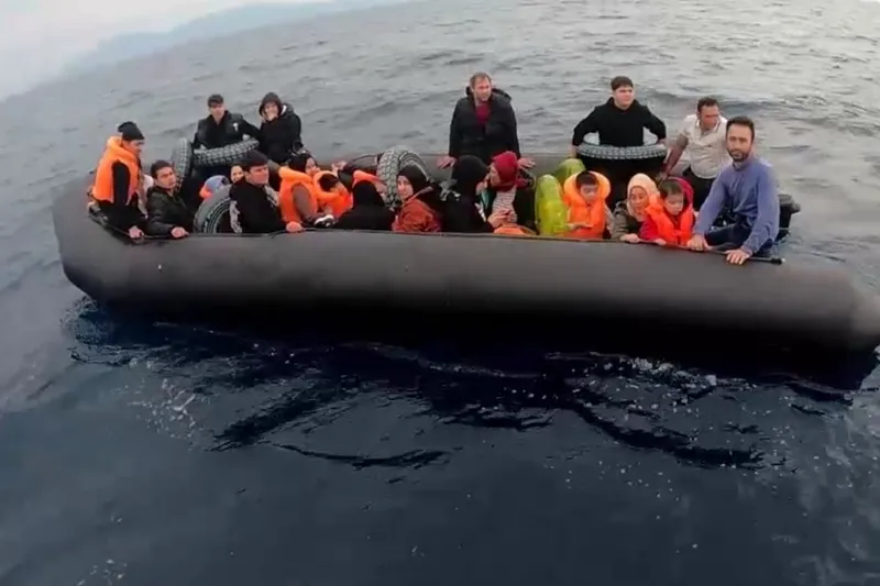 Ege Denizi açıklarında 25 düzensiz göçmen yakalandı