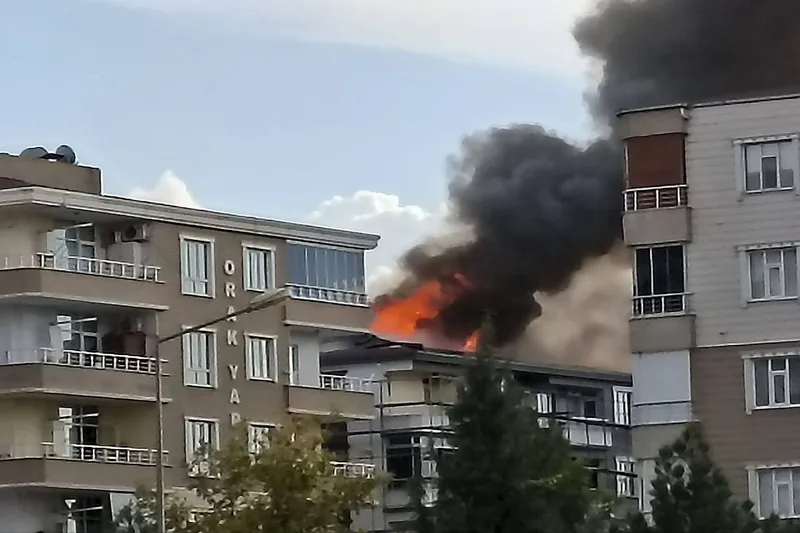 Batman’da 6 katlı binanın çatısında yangın paniği
