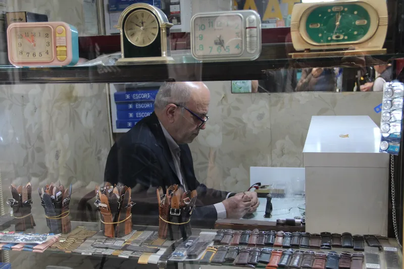 Yarım asırdır saat tamirciliği yapan Abdurrahman Usta: Mesleğimiz değerini kaybetti ama sevgiyle devam ediyorum