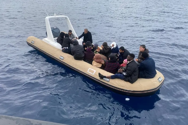 İzmir açıklarında 14 düzensiz göçmen kurtarıldı