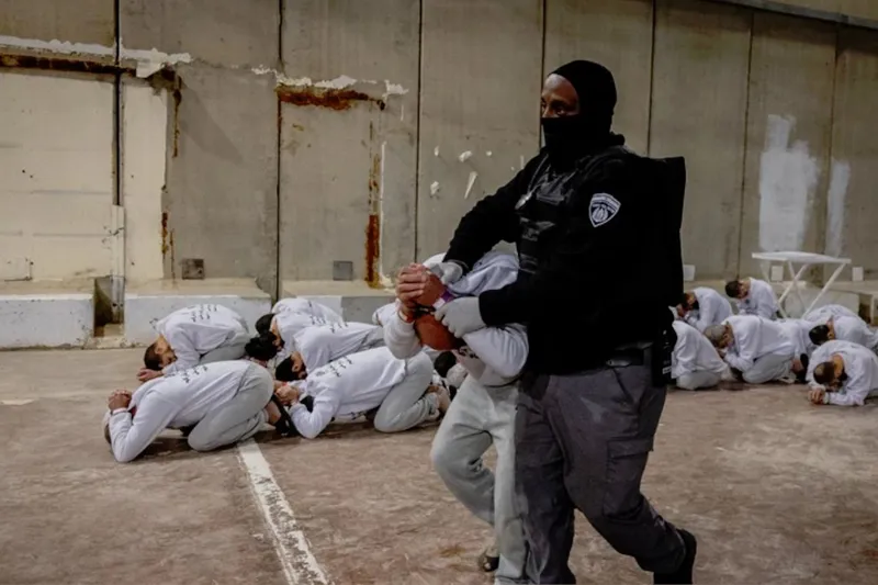 Yayınlanan video ve fotoğraflar Filistinli esirlere yapılan kötü muameleleri belgeledi