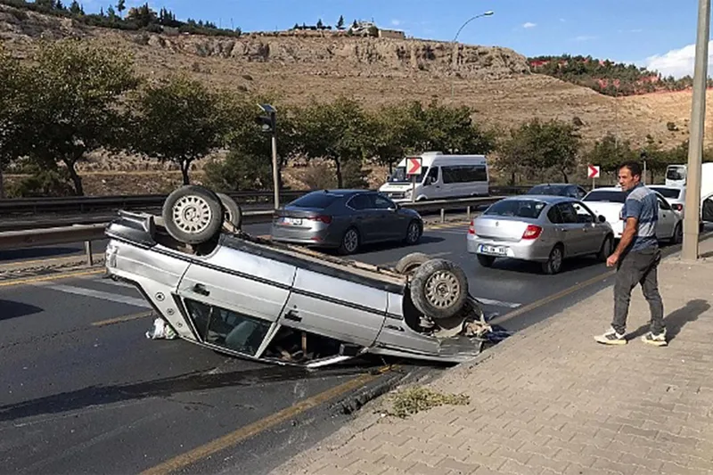 Şanlıurfa’da kontrolden çıkan otomobil takla atarak ters döndü: Sürücü yaralandı