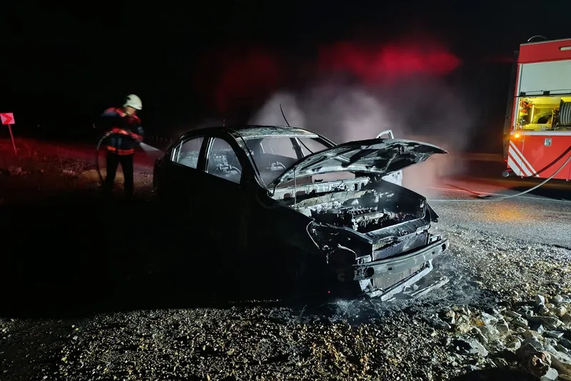 Seyir halindeki araç alev alarak küle döndü