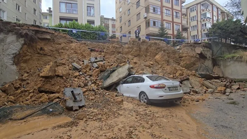 İstanbul istinat duvarı park halindeki araçların üzerine çöktü