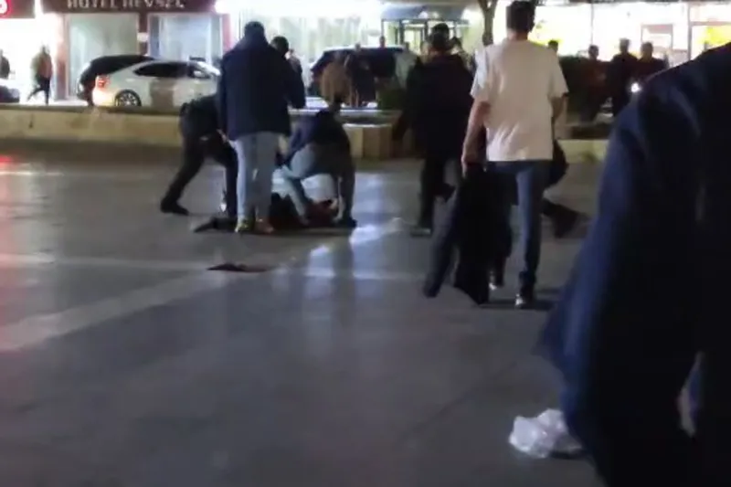 Sinir krizi geçiren şahıs çevredekilere saldırdı: 1 yaralı