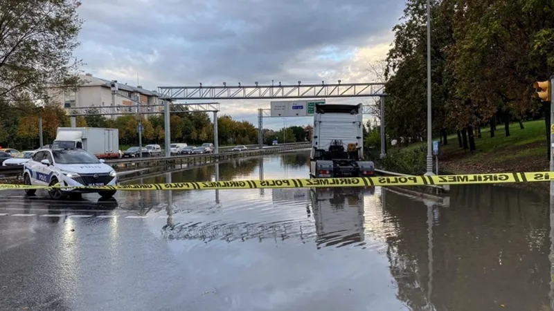 İstanbul’da sağanak hayatı felç etti: Yollar göle döndü