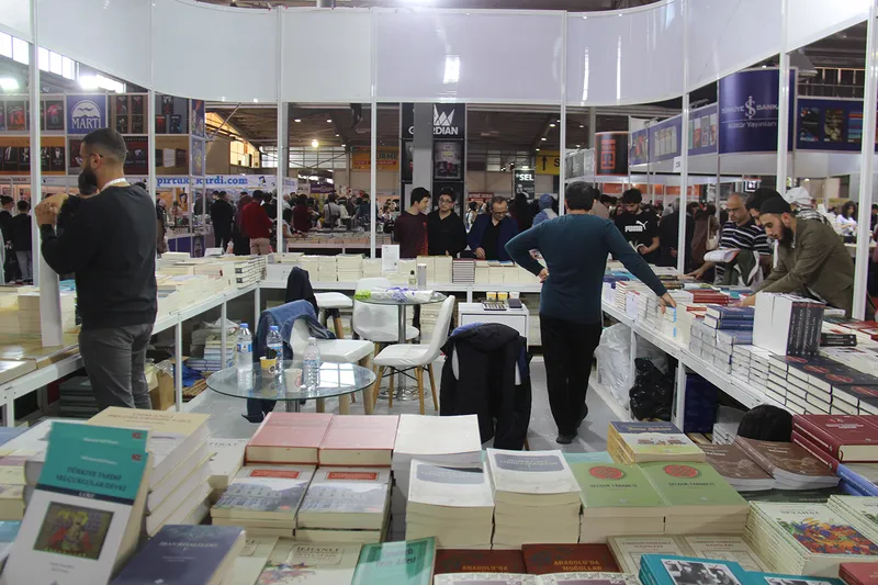 Yayınevleri temsilcileri gençliği uyardı: Sosyal medya değerleri zedeliyor