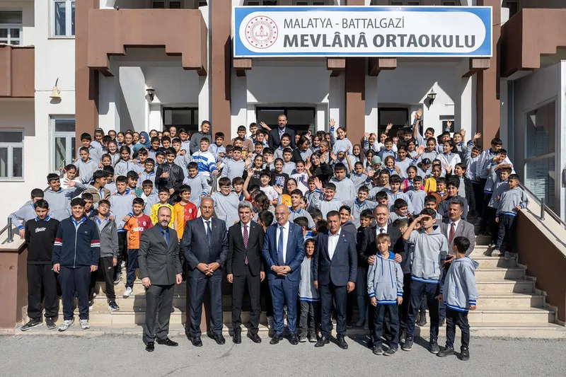 Büyükşehir Belediye Başkanı Er, Mevlâna Ortaokulu öğrencileriyle bir araya geldi