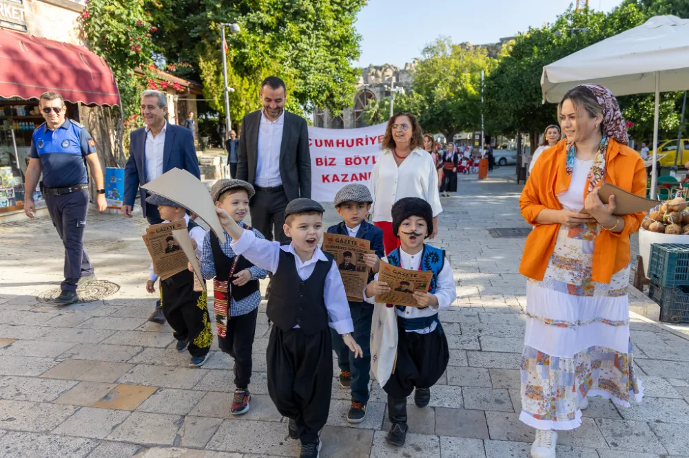 ANTİK SİDE SOKAKLARINDA CUMHURİYET SEVİNCİ