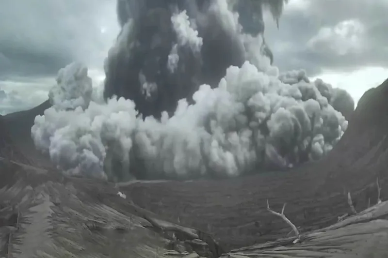 Filipinler’deki Taal Yanardağı’nda art arda patlamalar